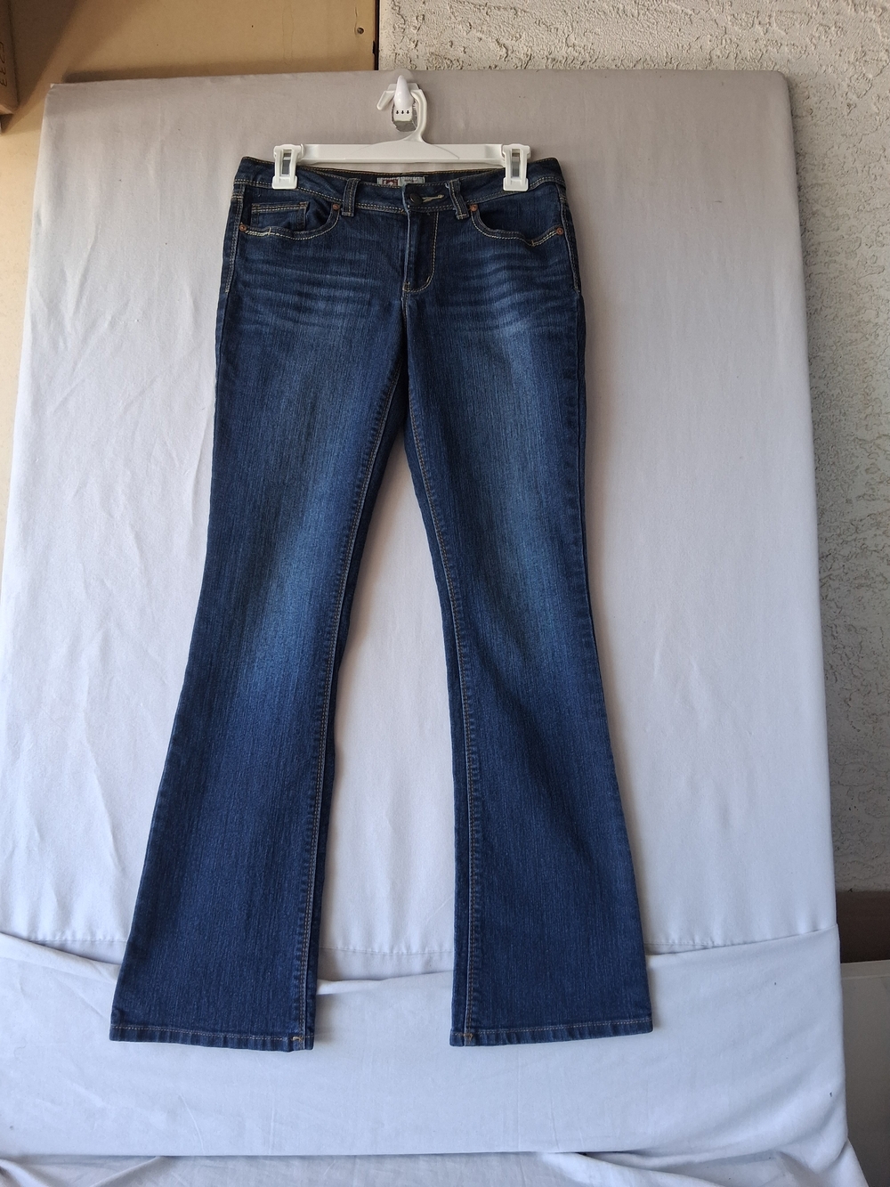 Juniors l.e.i. "Ashley" Low Rise Slim  Boot Jeans : Size 5 Regular